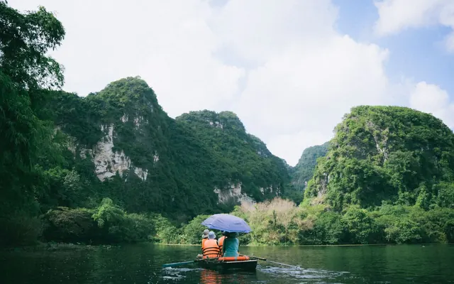 Thuyền du lịch trên sông giữa núi đá vôi ở Ninh Bình