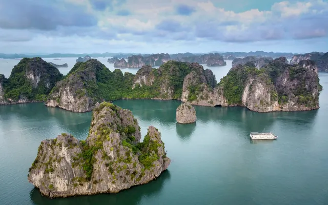 Toàn cảnh vịnh Hạ Long với các đảo đá vôi, Quảng Ninh