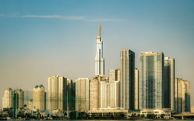 Đường chân trời TP.HCM với Landmark 81 bên sông Sài Gòn